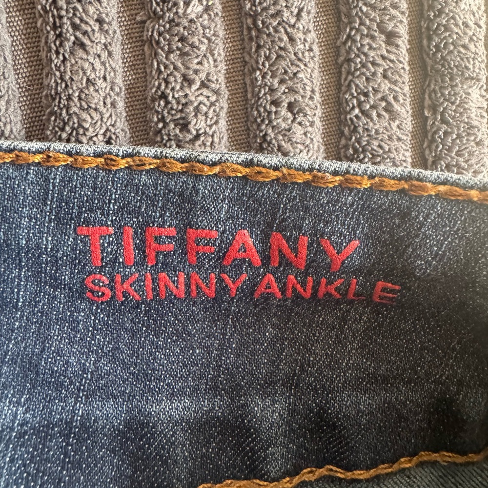 Tiffany - Picture 6 of 6